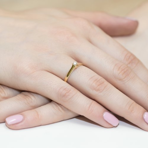 Pierścionek z Brylantami 0,10ct z żółtego złota próby 585. W-0070